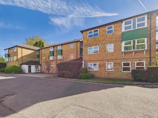 Flat for sale in Emmbrook, Wokingham
