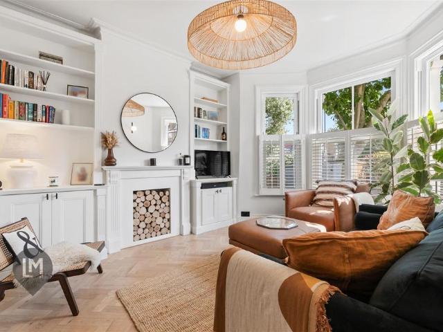 Flat for sale in Earlsfield, Greater London