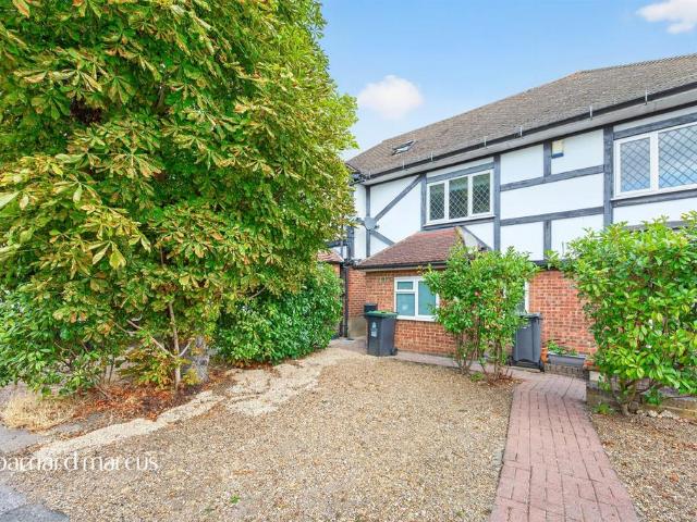 Flat for sale in Motspur Park, Greater London