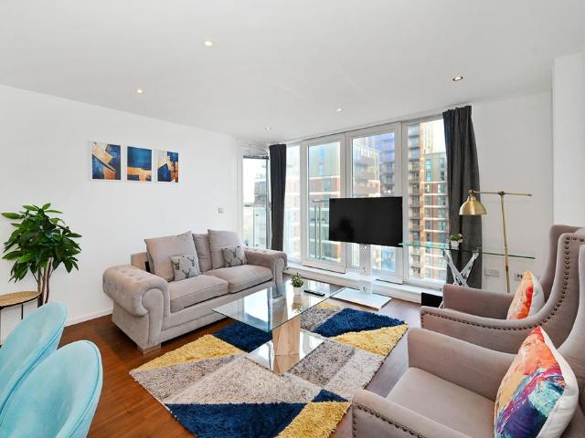 Flat for sale in Canning Town, Greater London