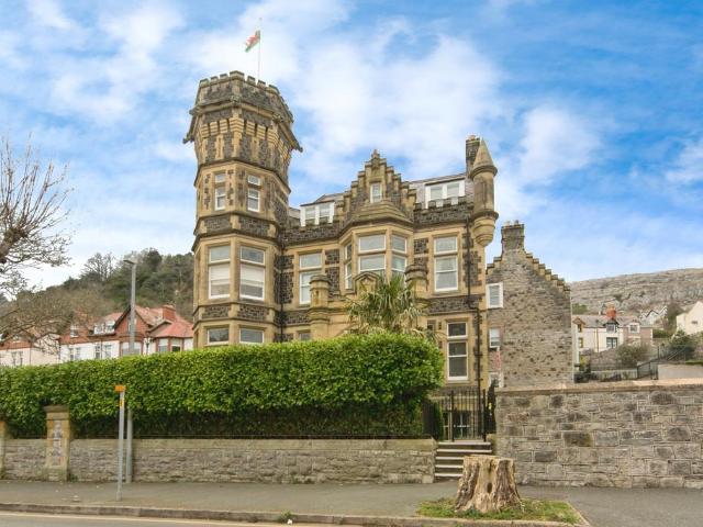 Flat for sale in Llandudno, Wales