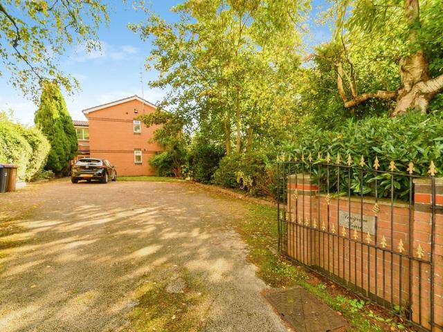 Flat for sale in Roe Green, Salford