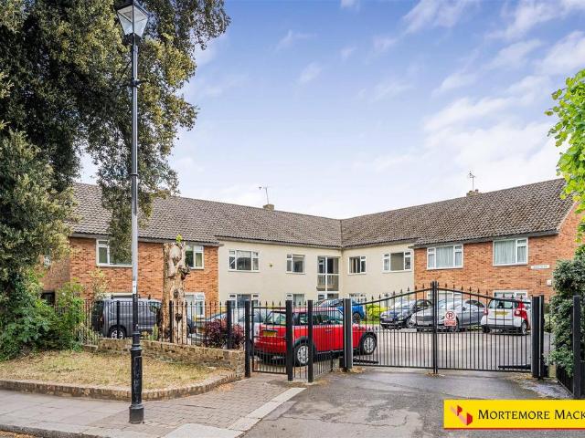 Flat for sale in Winchmore Hill, Greater London