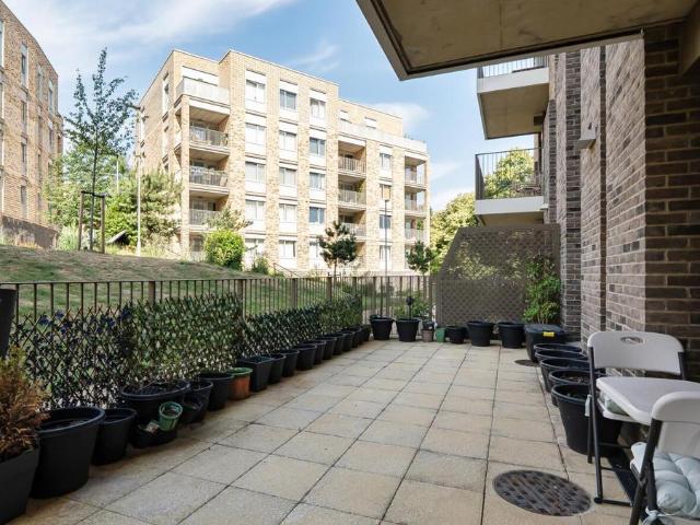 Flat for sale in Mill Hill, Greater London