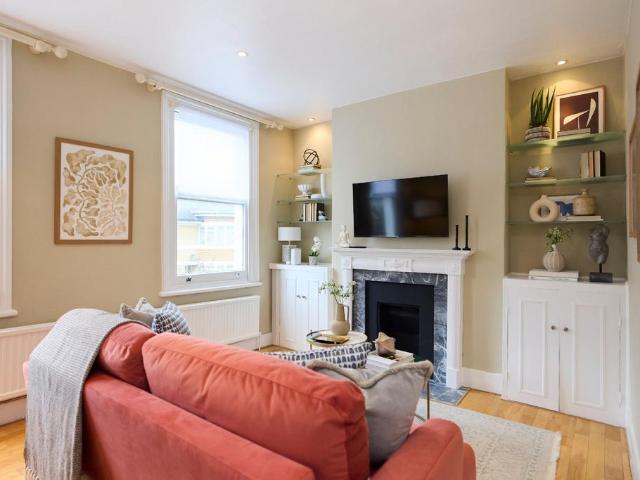 Flat for sale in Fulham, Greater London