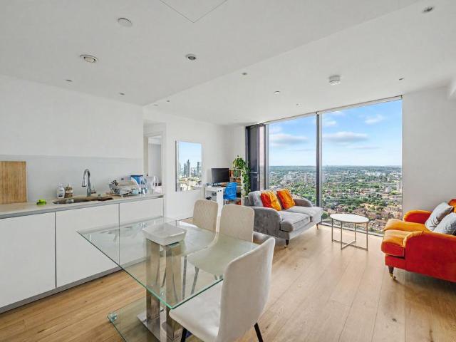 Flat for sale in Elephant and Castle, Greater London