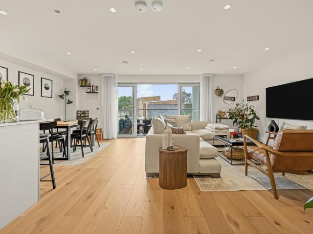 Flat for sale in Peckham, Greater London