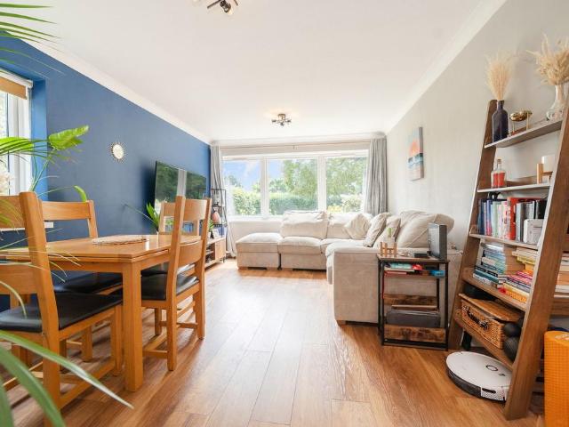 Flat for sale in London Borough of Croydon, Waddon