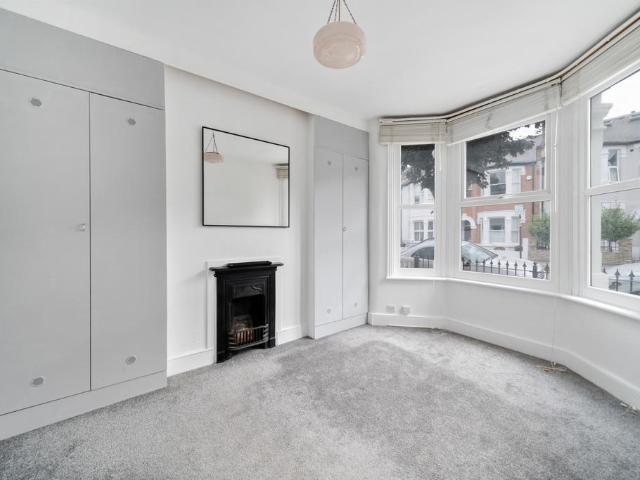 Flat for sale in Earlsfield, Greater London