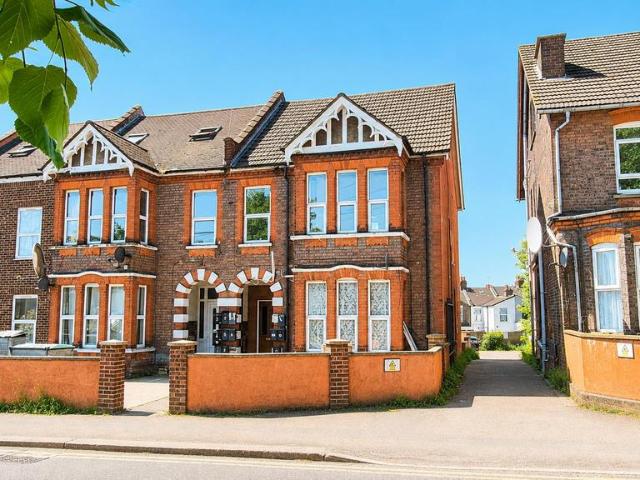 Flat for sale in Spring Park, Luton