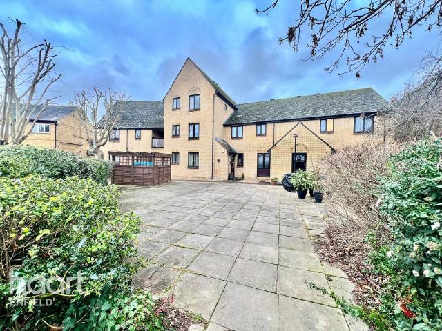 Flat for sale in Broxbourne, Hertfordshire
