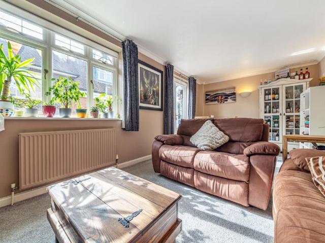 Flat for sale in Fole, Surrey