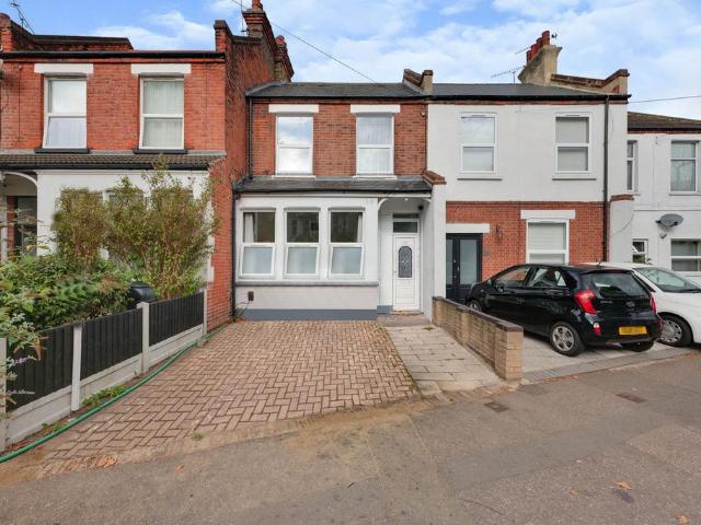 Flat for sale in Alton Barnes, Essex