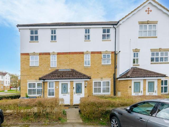 Flat for sale in Batchworth, Hertfordshire