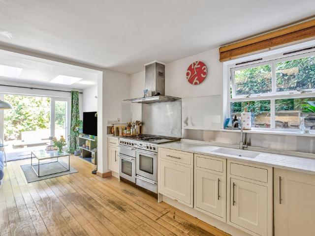 Flat for sale in Stockwell Park, Greater London