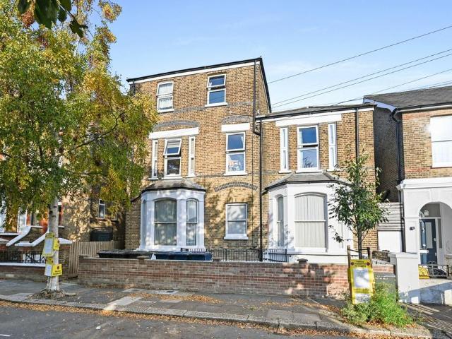 Flat for sale in London Borough of Ealing, Park Royal