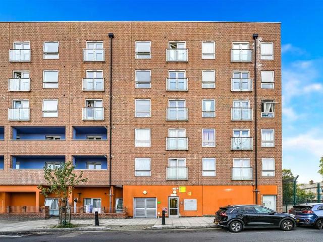 Flat for sale in Ratcliffe, Greater London