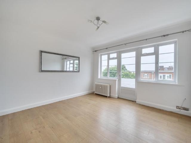 Flat for sale in North Sheen, Greater London