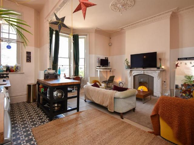 Flat for sale in Bohemia, Guestling Green