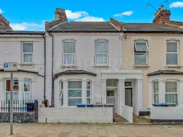 Flat for sale in Dollis Hill, Greater London