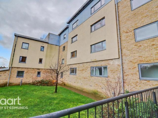Flat for sale in Chedburgh, Suffolk