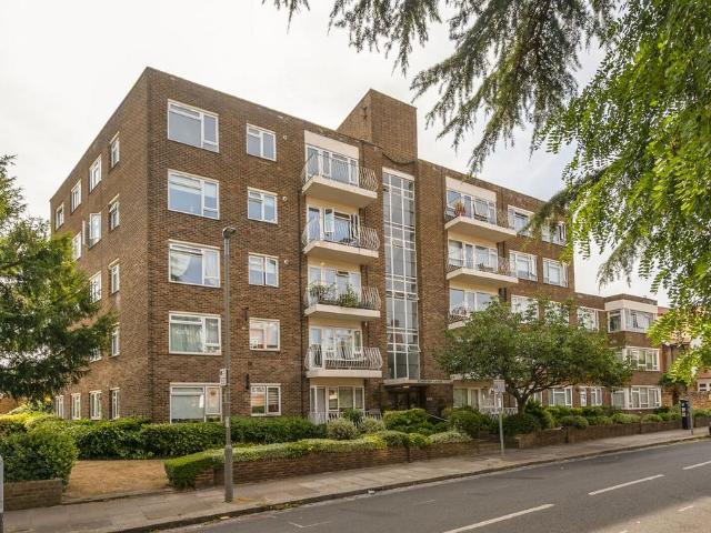 Flat for sale in Roehampton, Greater London