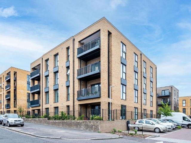 Flat for sale in Charlton, Greater London