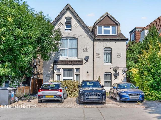 Flat for sale in London Borough of Croydon, Waddon