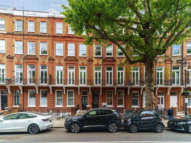 Flat for sale in Earl's Court, Greater London