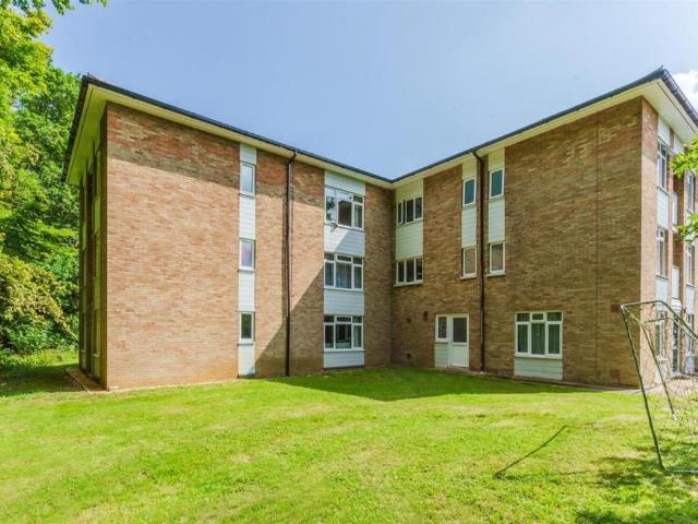 Flat for sale in Chepping Wycombe, Flackwell Heath
