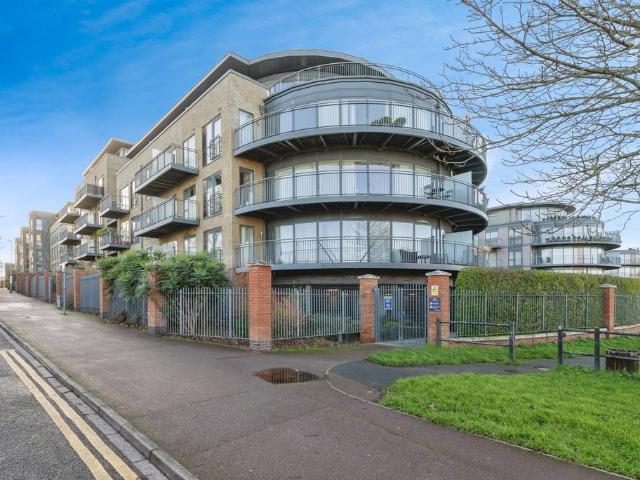 Flat for sale in Arbury, Cambridgeshire