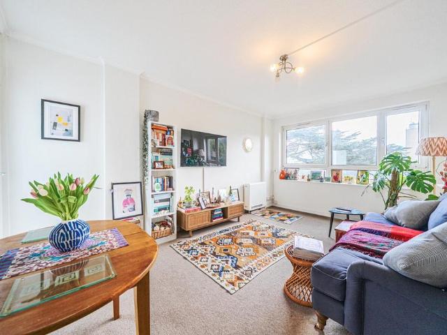 Flat for sale in Southfields, Greater London