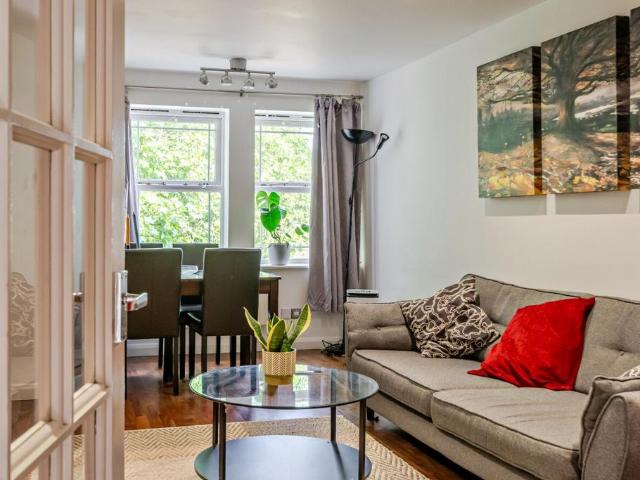 Flat for sale in Clapham Junction, Greater London