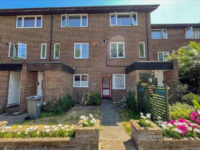 Flat for sale in London Borough of Hounslow, Feltham