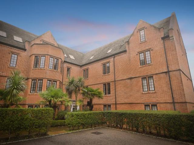 Flat for sale in Clements Park, Navestock Side