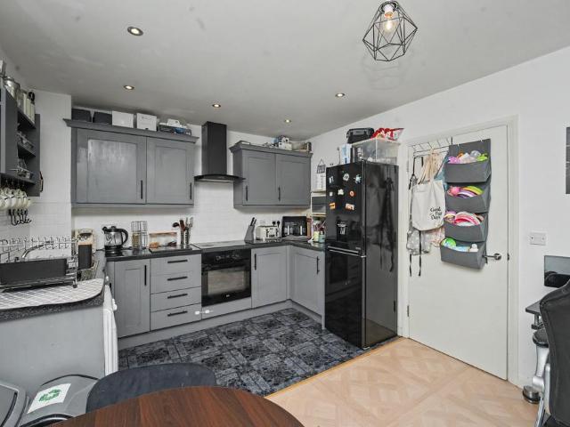 Flat for sale in London Borough of Croydon, Norbury