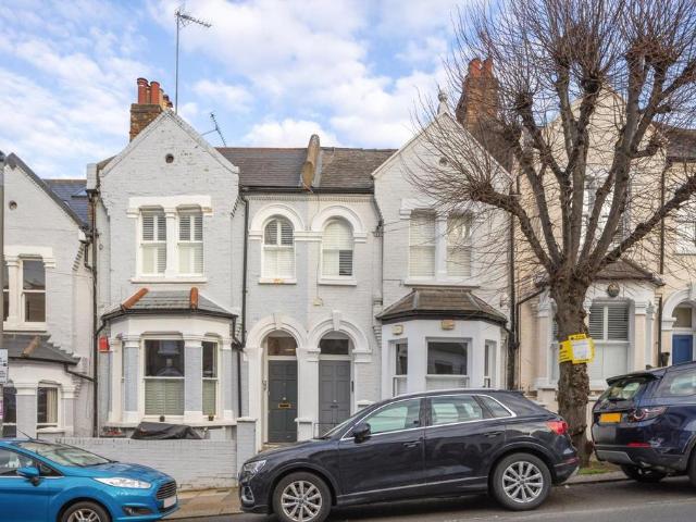 Flat for sale in Clapham Junction, Greater London