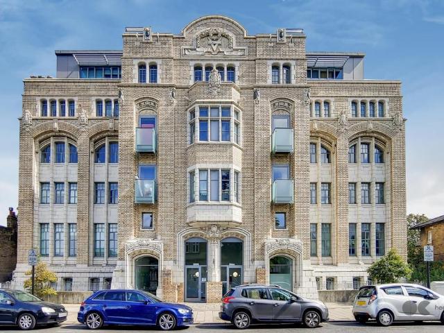 Flat for sale in Plaistow, Greater London