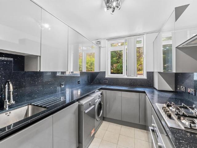 Flat for sale in Southfields, Greater London