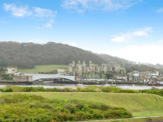 Flat for sale in Conwy, Wales