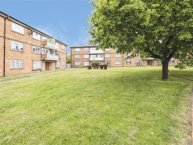 Flat for sale in Elm Park, Greater London