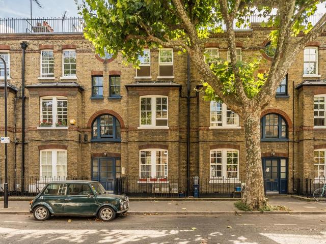 Flat for sale in Hoxton, Greater London