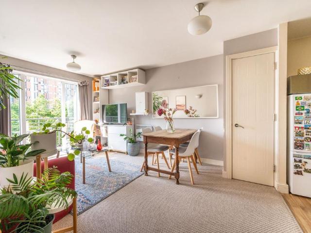 Flat for sale in Maryland, Greater London