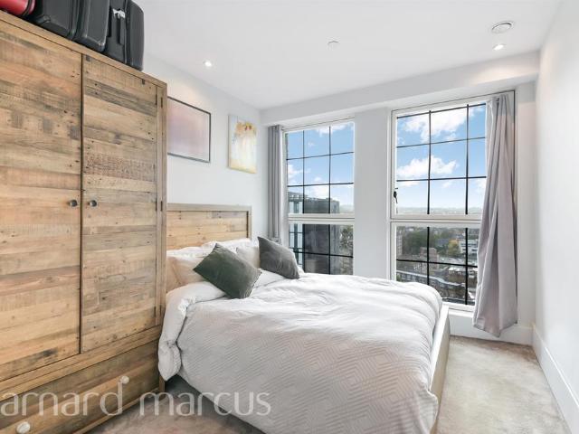 Flat for sale in London Borough of Croydon, Waddon