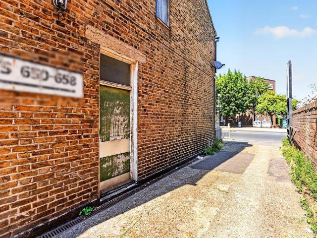 Flat for sale in Summerstown, Greater London