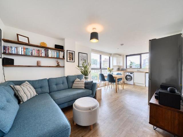 Flat for sale in Wandsworth, Greater London