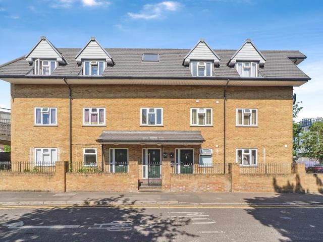 Flat for sale in Thames View, Greater London