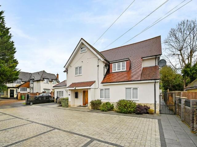 Flat for sale in Pinner, Greater London