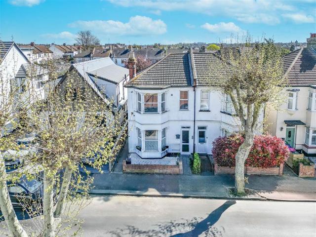 Flat for sale in Alton Barnes, Essex