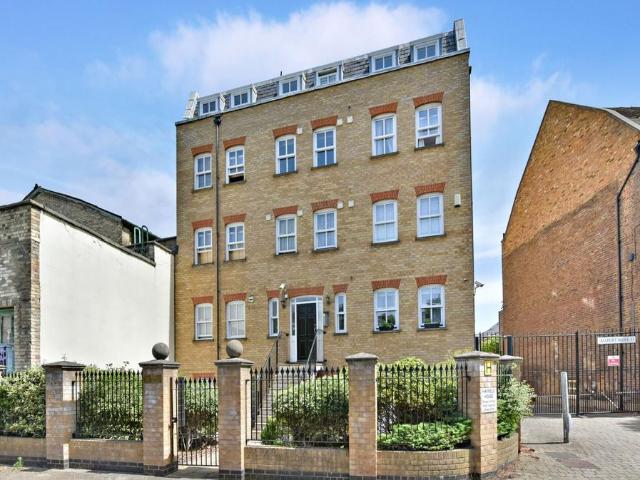 Flat for sale in Stepney, Greater London